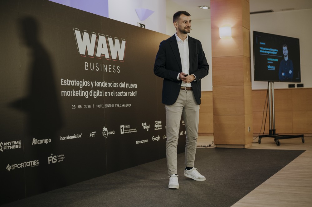 El especialista SEO David Legarre impartiendo una charla sobre GEO y SEO en un evento privado para grandes marcas que tuvo lugar en mayo de 2026 en el Hotel Zentral Ave de Zaragoza