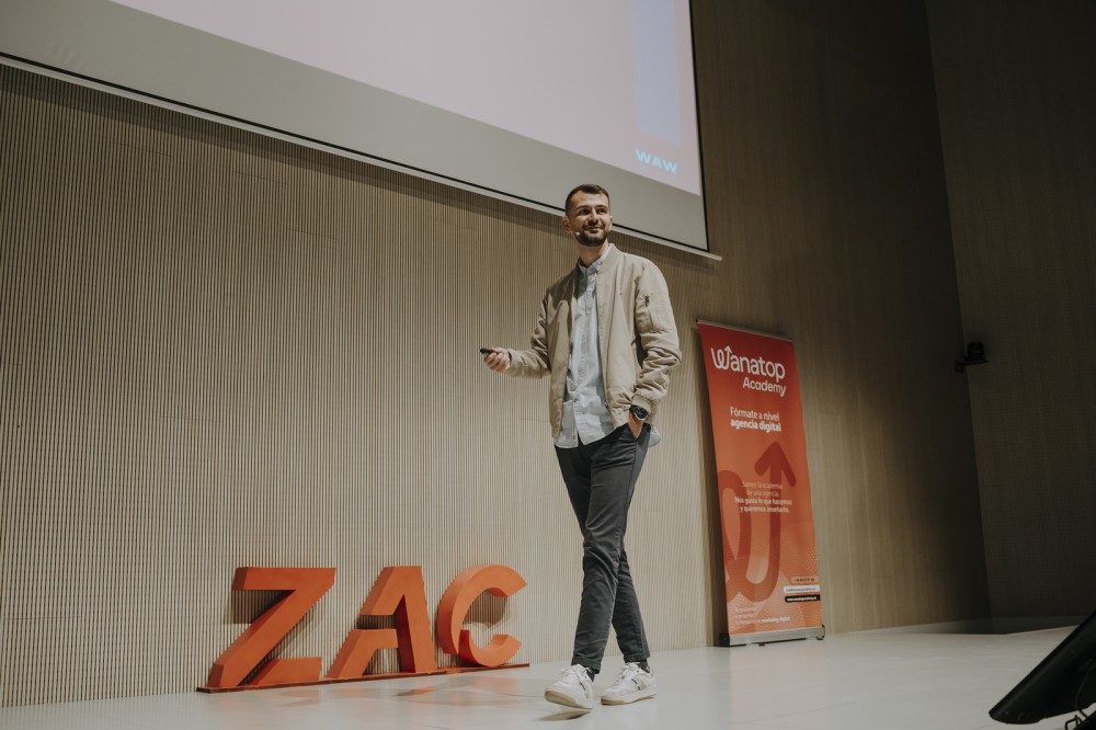 El experto en SEO y GEO David Legarre impartiendo una ponencia para futuros profesionales del marketing en el evento WAW Meet celebrado en mayo de 2026 en el auditorio de Etopía de Zaragoza